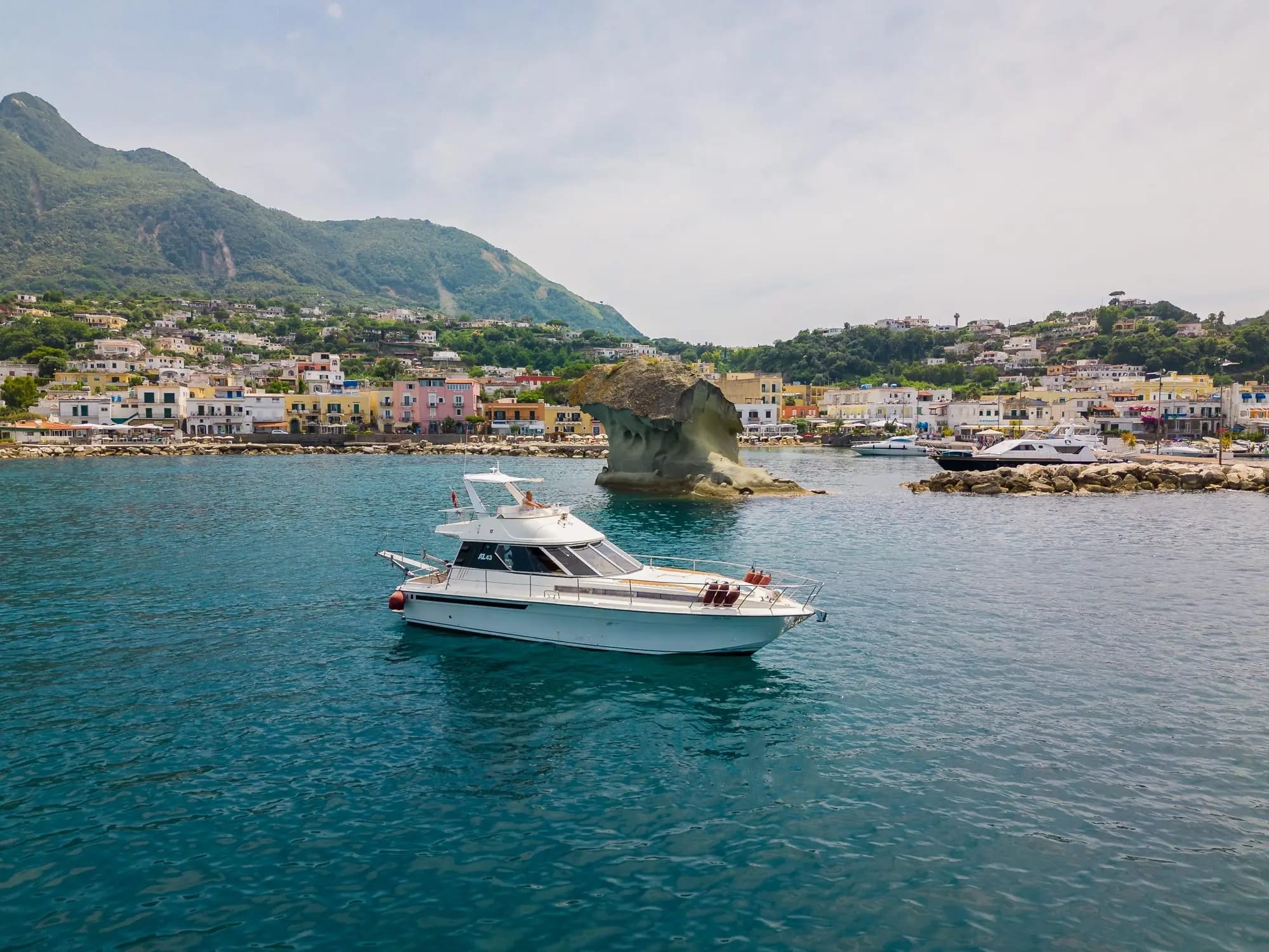 Tour in barca dell'Isola d'Ischia: pranzo a bordo ed eventi privati